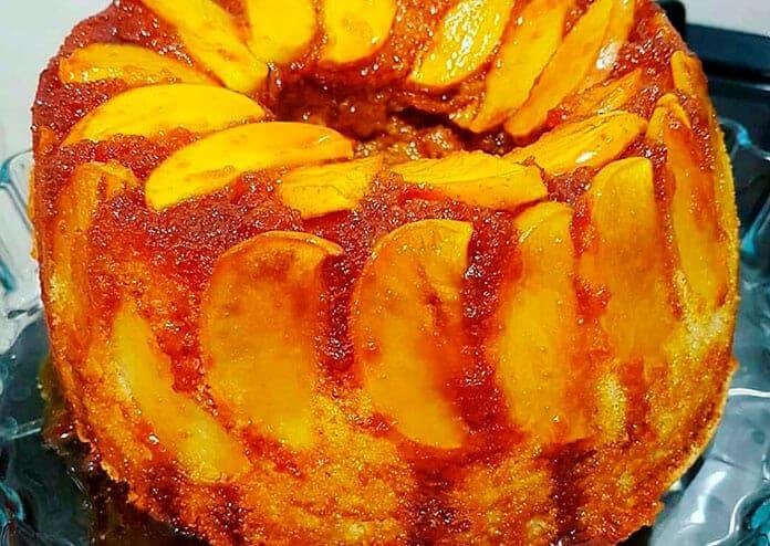 bolo de maça caramelizada