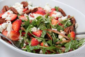 Salada de Folhas Verdes com Morangos e Queijo de Cabra